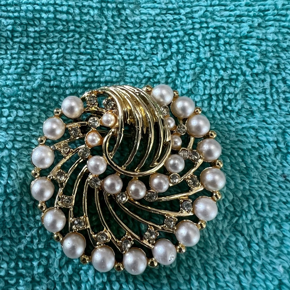 Elegant Gold and White Swirl Brooch with Pearls